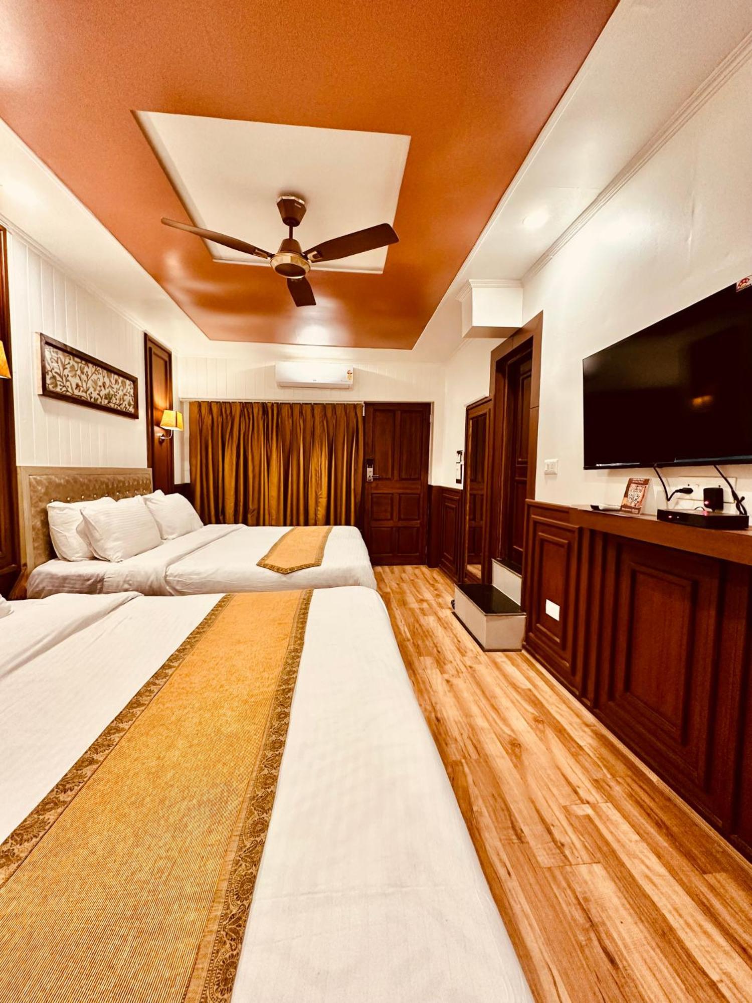 Walisons Hotel Srīnagar Buitenkant foto