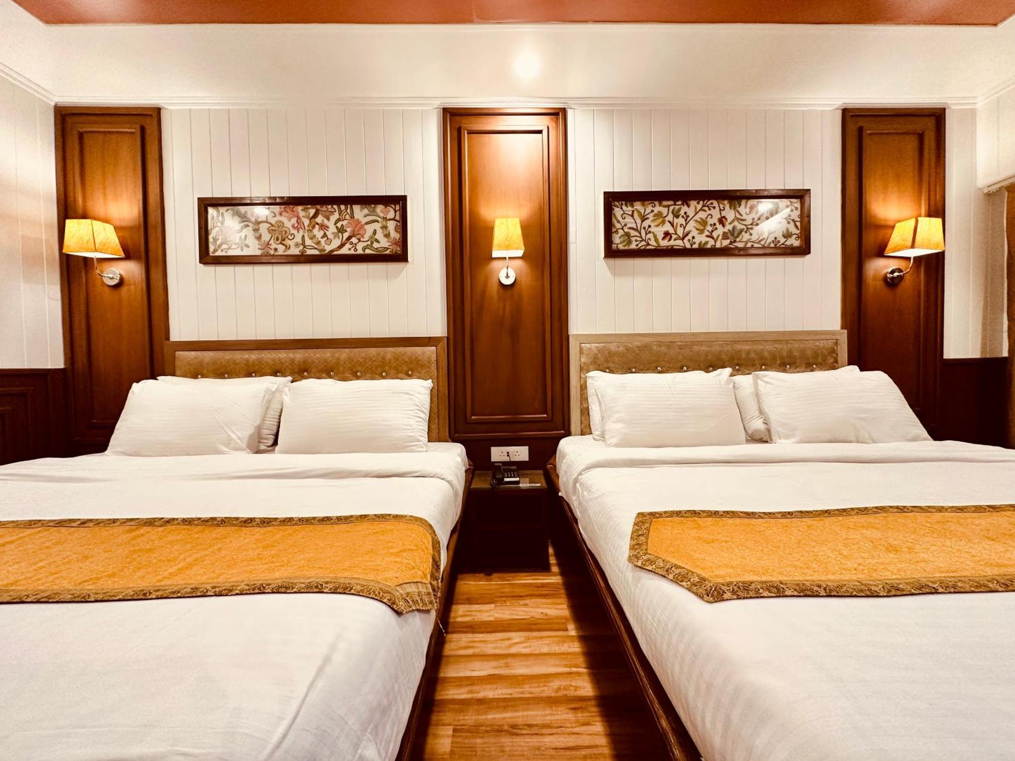 Walisons Hotel Srīnagar Buitenkant foto