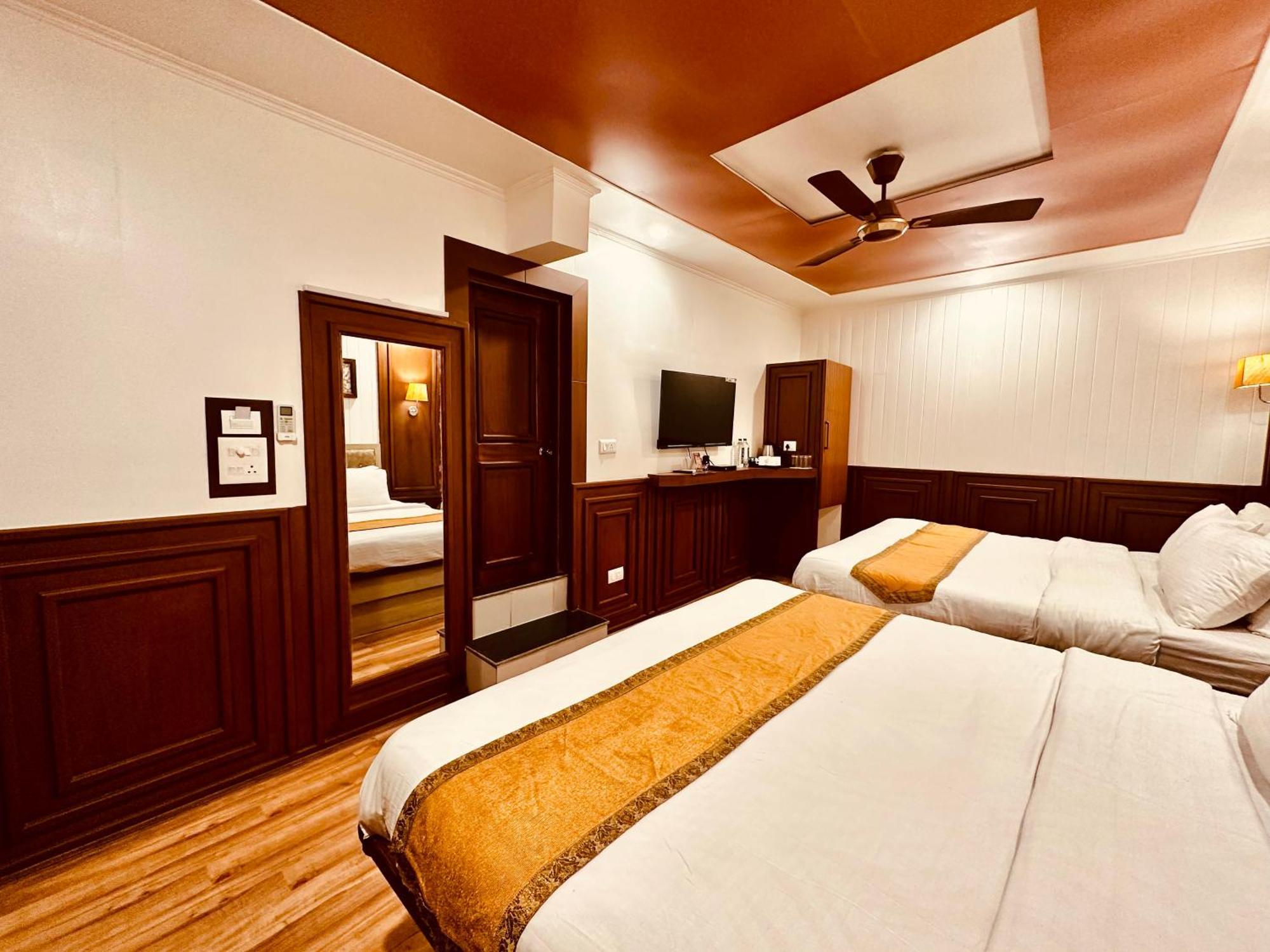 Walisons Hotel Srīnagar Buitenkant foto