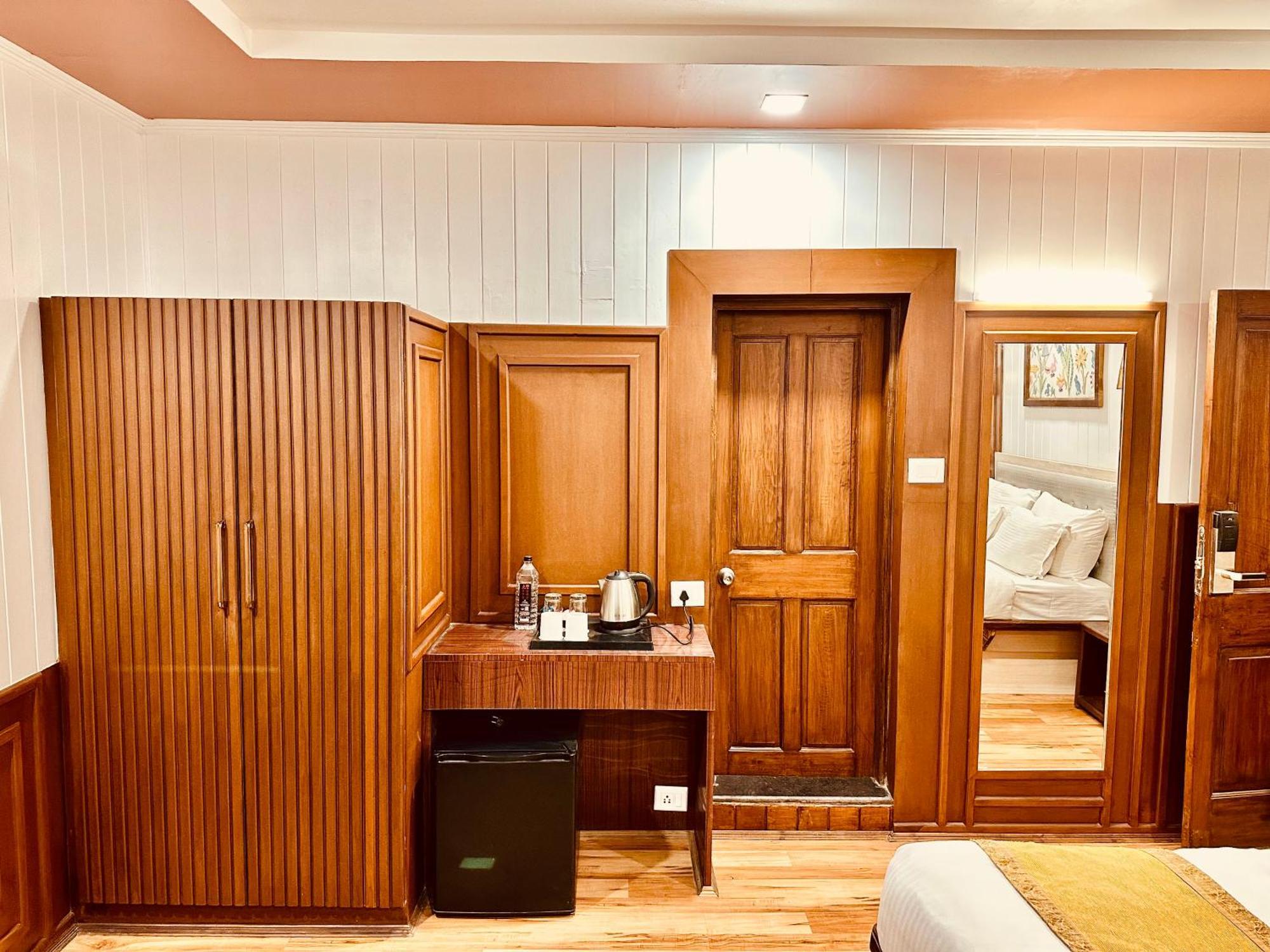 Walisons Hotel Srīnagar Buitenkant foto