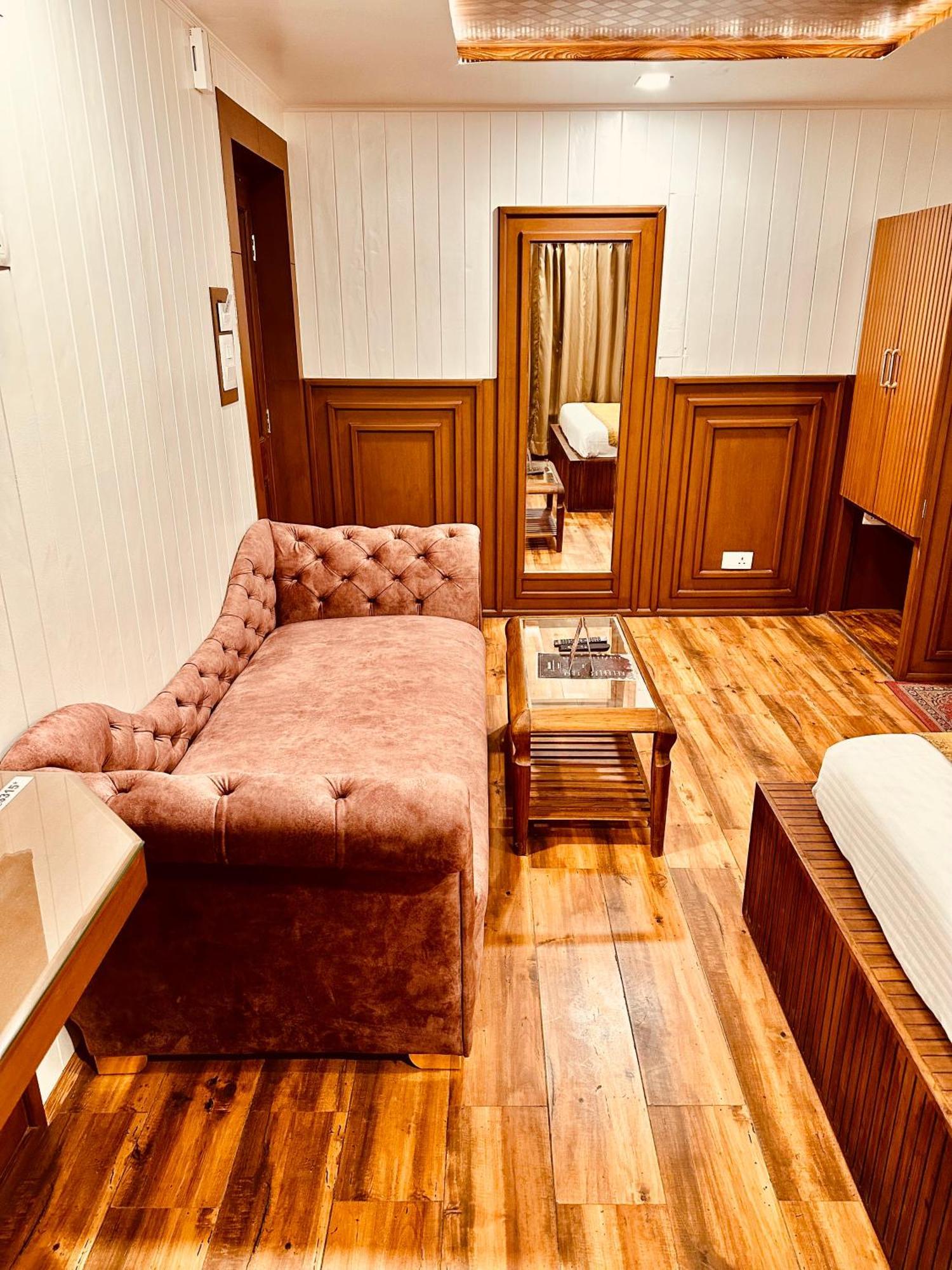 Walisons Hotel Srīnagar Buitenkant foto