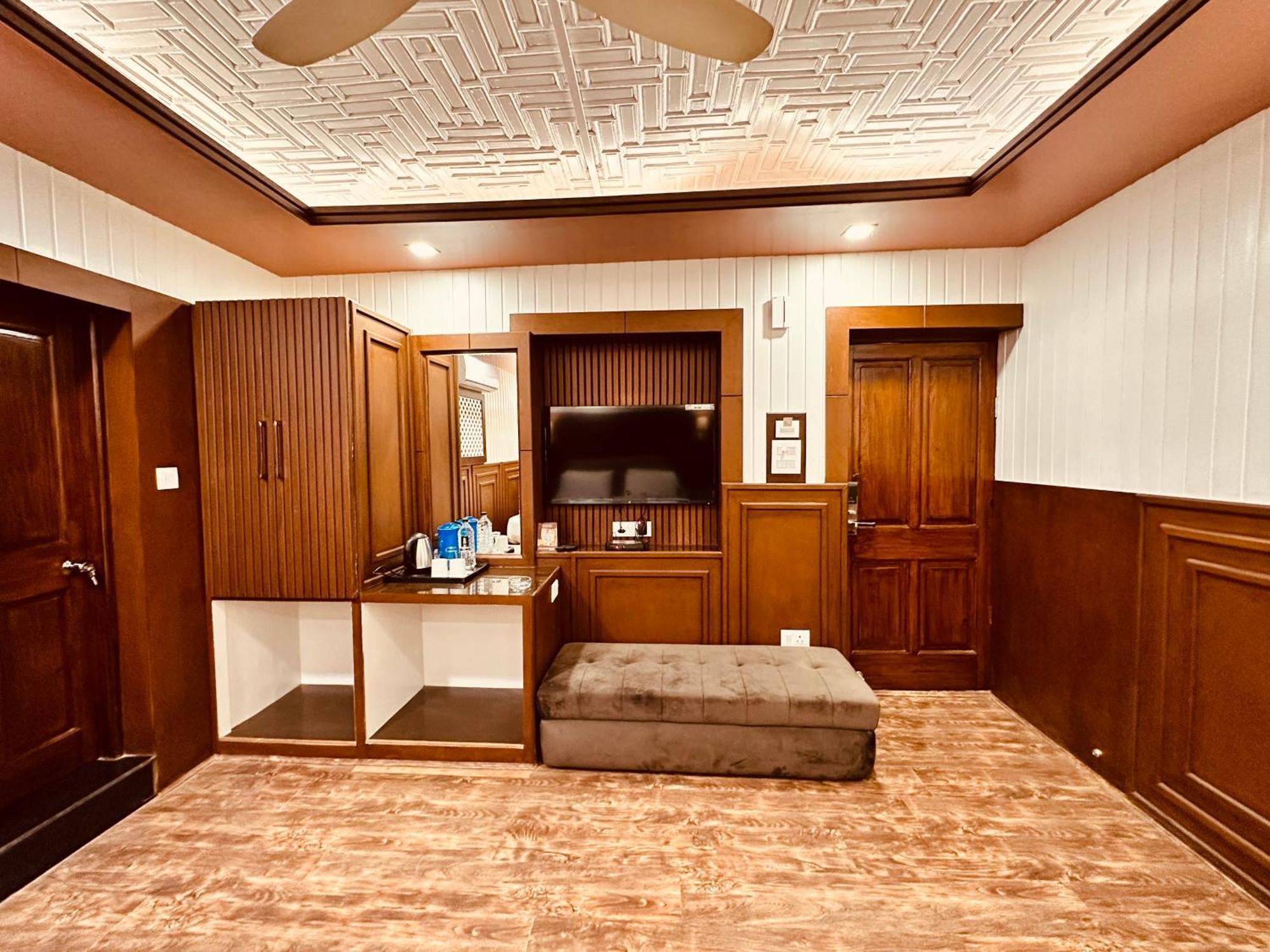 Walisons Hotel Srīnagar Buitenkant foto
