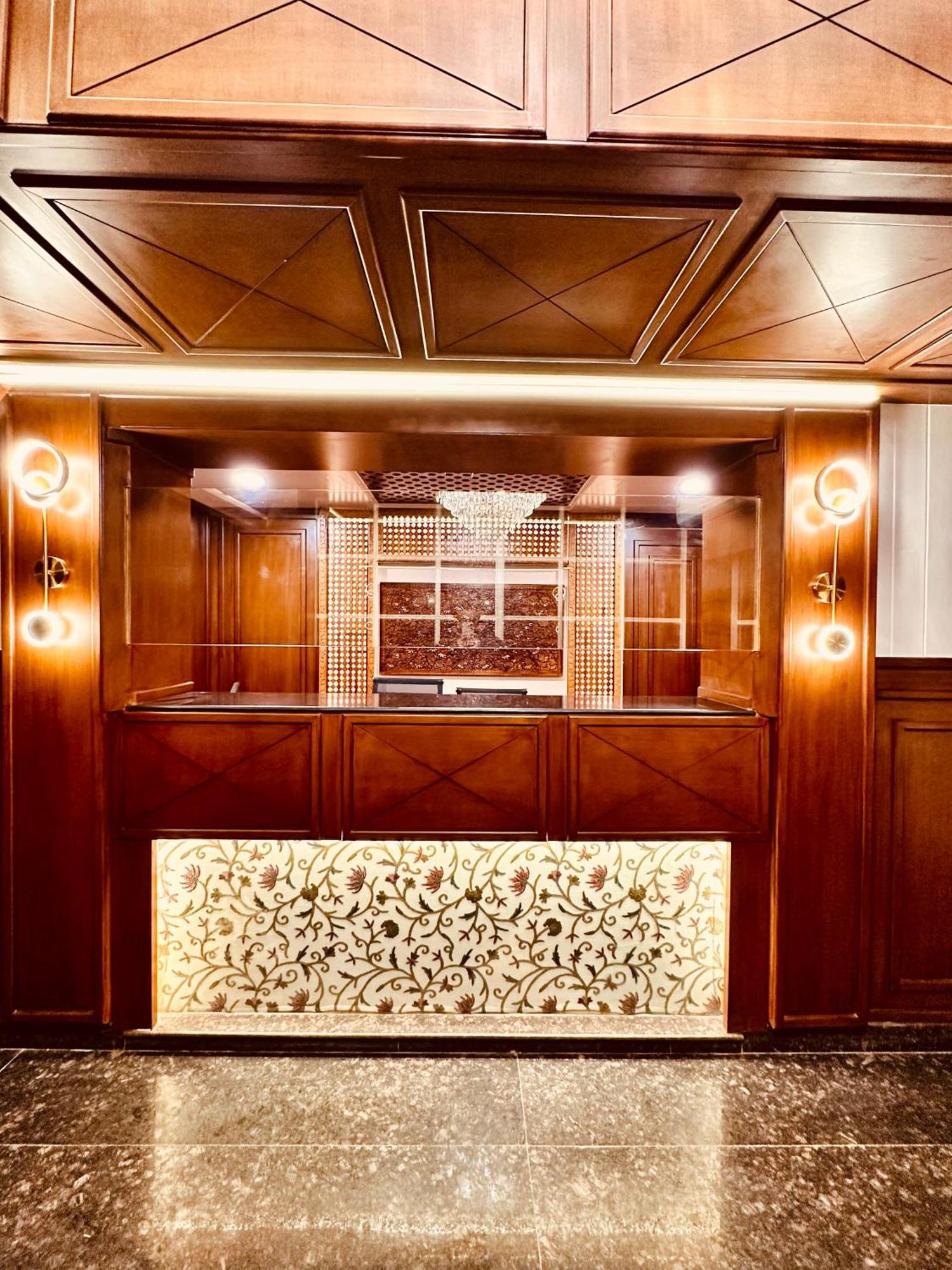 Walisons Hotel Srīnagar Buitenkant foto