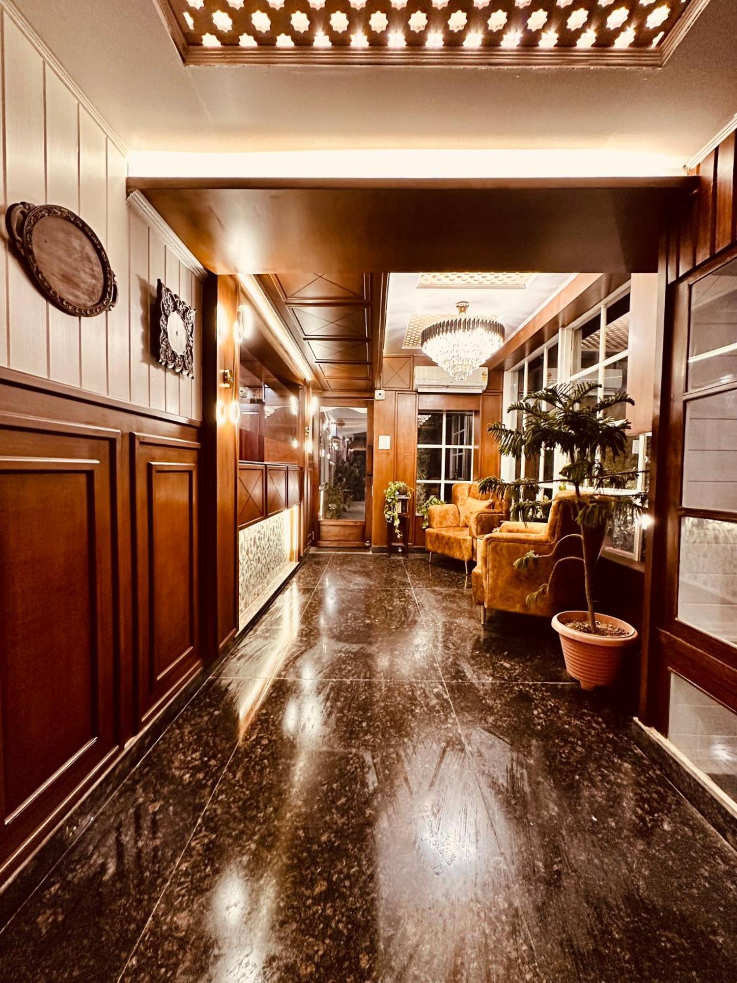Walisons Hotel Srīnagar Buitenkant foto
