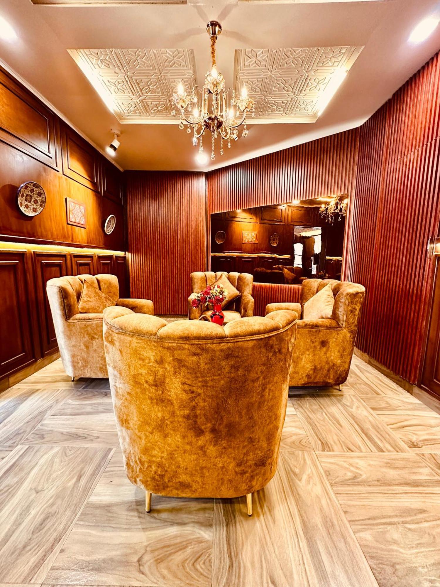 Walisons Hotel Srīnagar Buitenkant foto