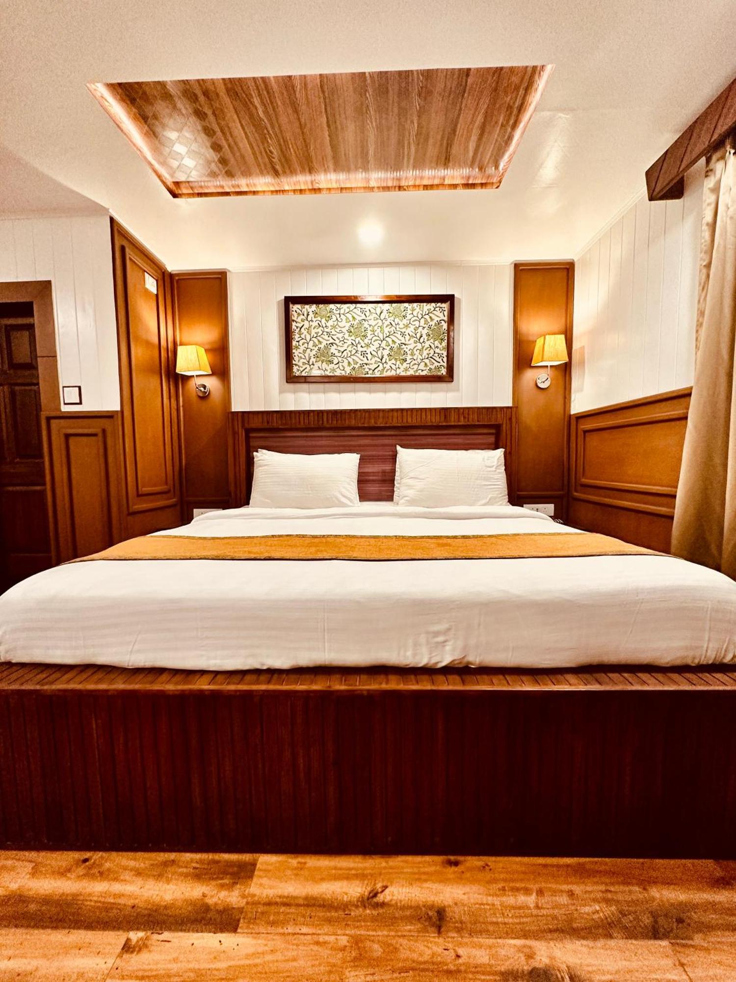Walisons Hotel Srīnagar Buitenkant foto
