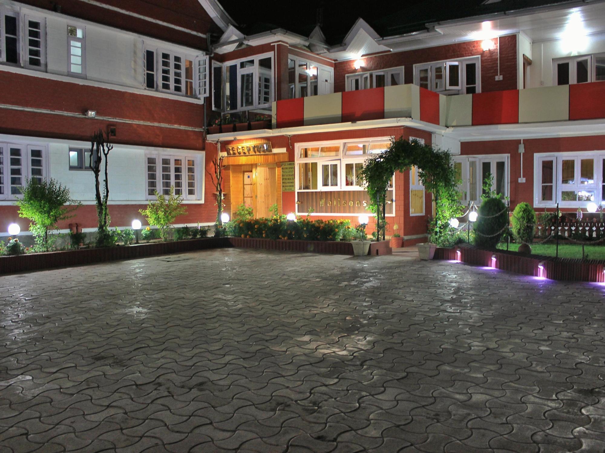 Walisons Hotel Srīnagar Buitenkant foto