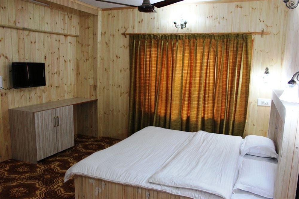 Walisons Hotel Srīnagar Buitenkant foto