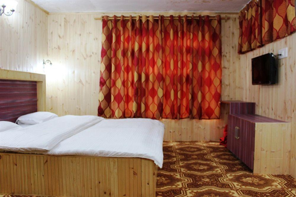 Walisons Hotel Srīnagar Buitenkant foto