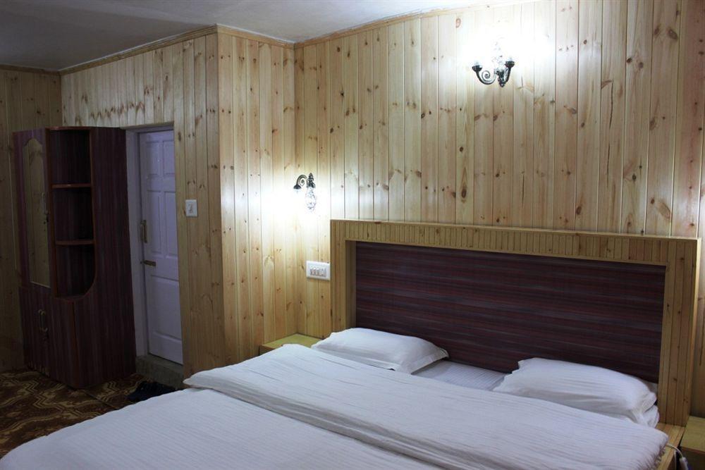 Walisons Hotel Srīnagar Buitenkant foto