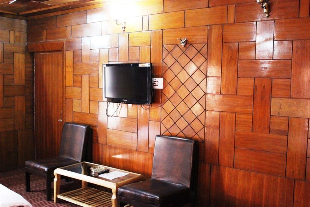 Walisons Hotel Srīnagar Buitenkant foto