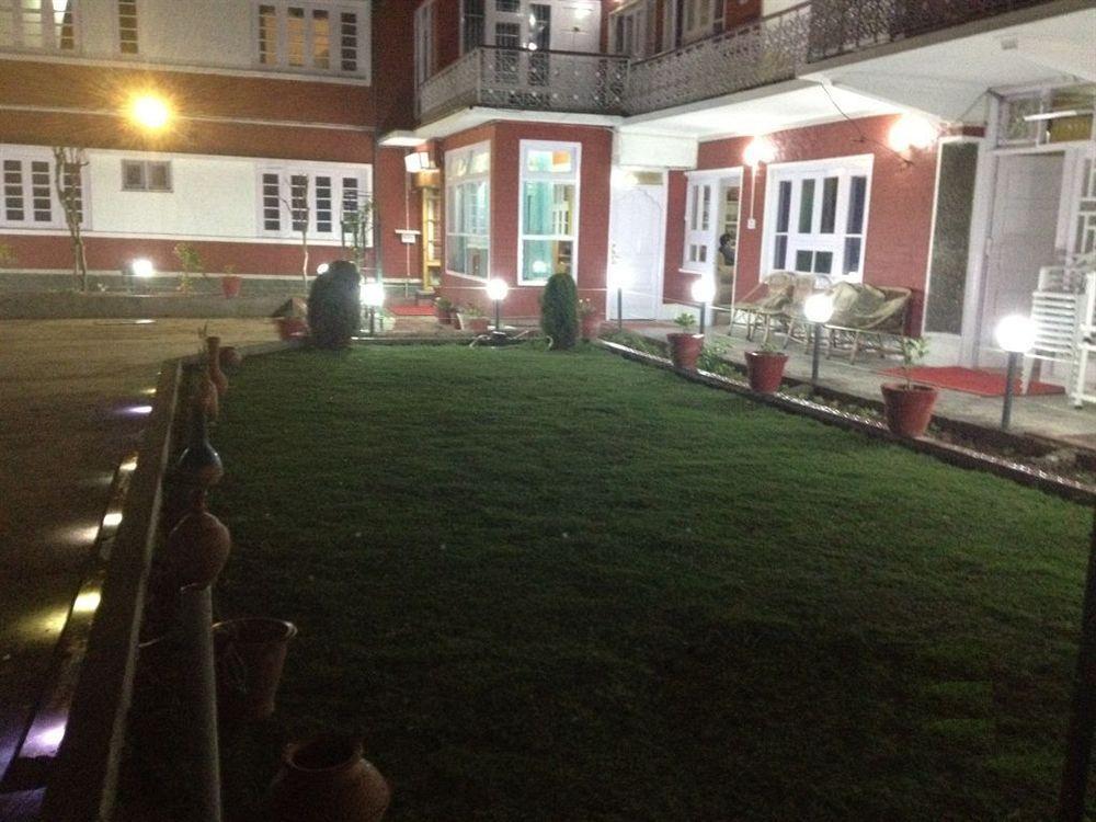Walisons Hotel Srīnagar Buitenkant foto