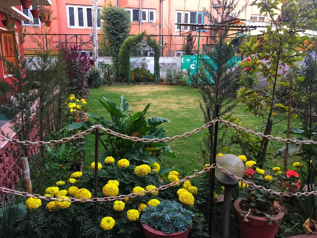 Walisons Hotel Srīnagar Buitenkant foto