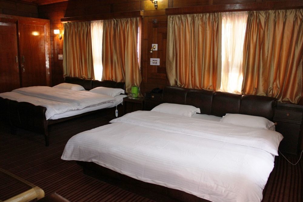 Walisons Hotel Srīnagar Buitenkant foto