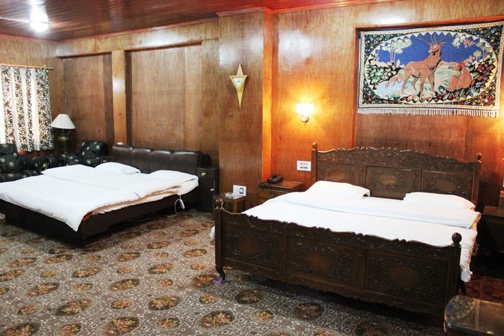 Walisons Hotel Srīnagar Buitenkant foto