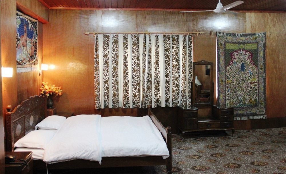 Walisons Hotel Srīnagar Buitenkant foto