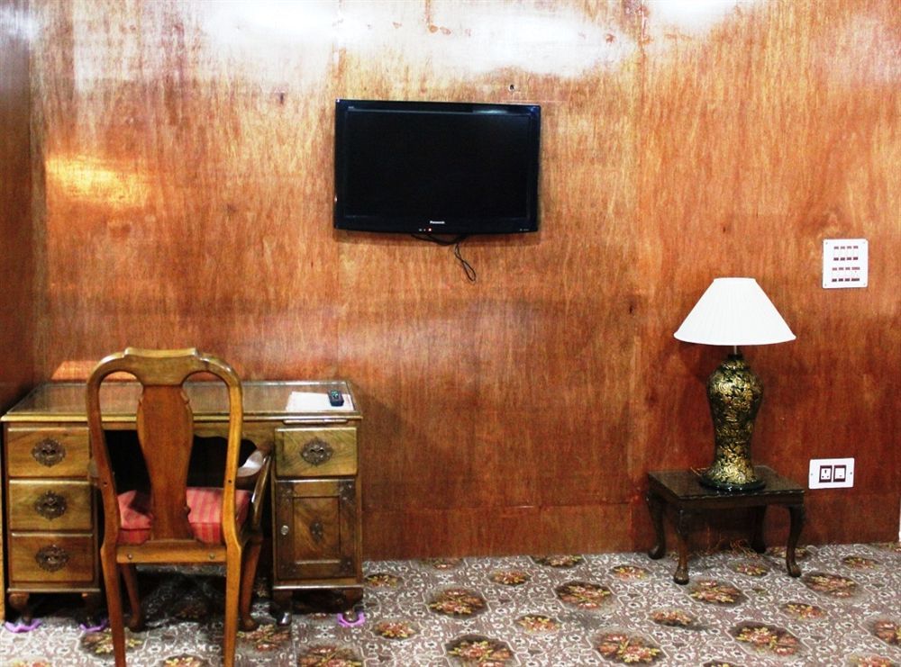 Walisons Hotel Srīnagar Buitenkant foto