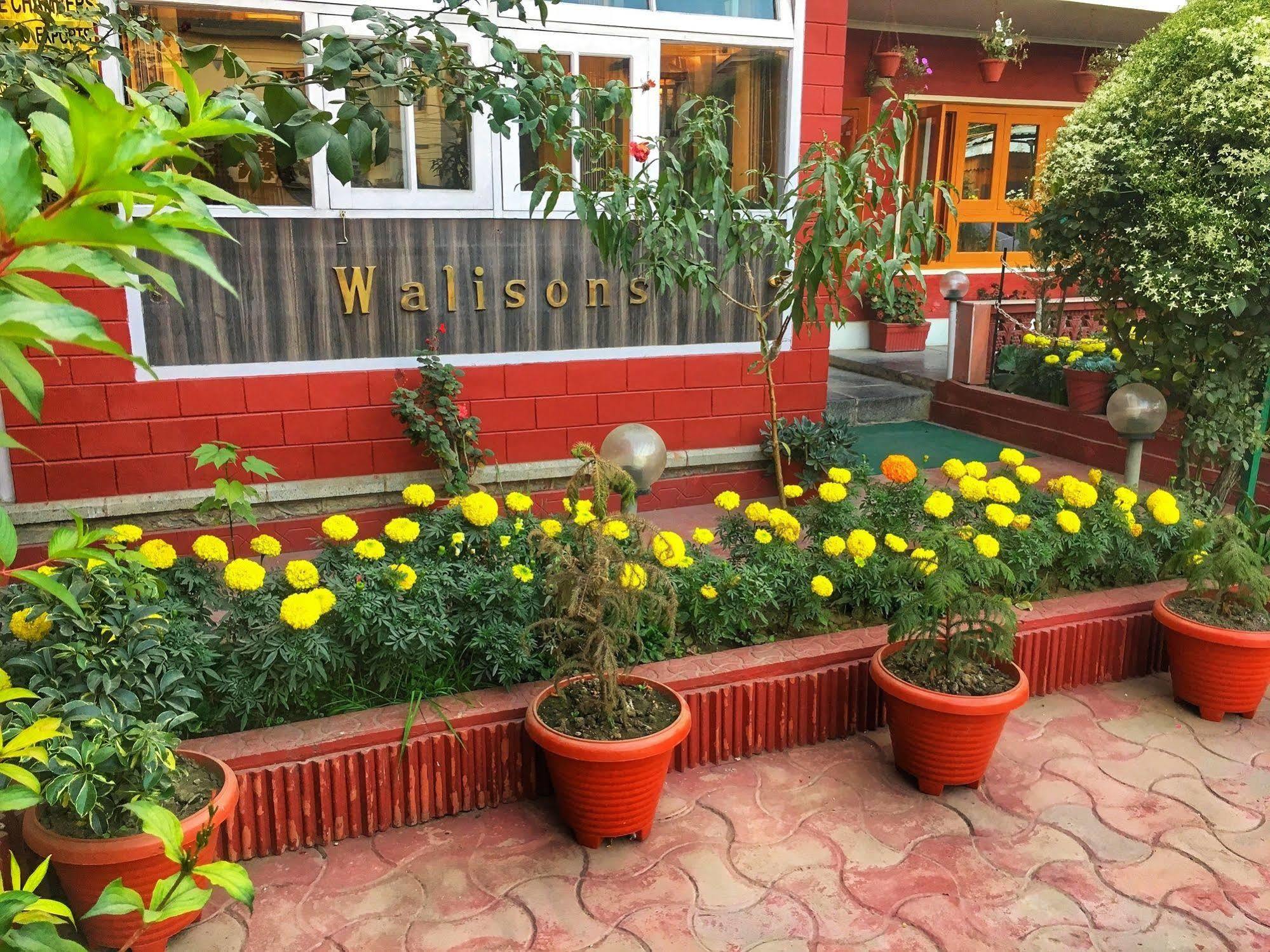 Walisons Hotel Srīnagar Buitenkant foto