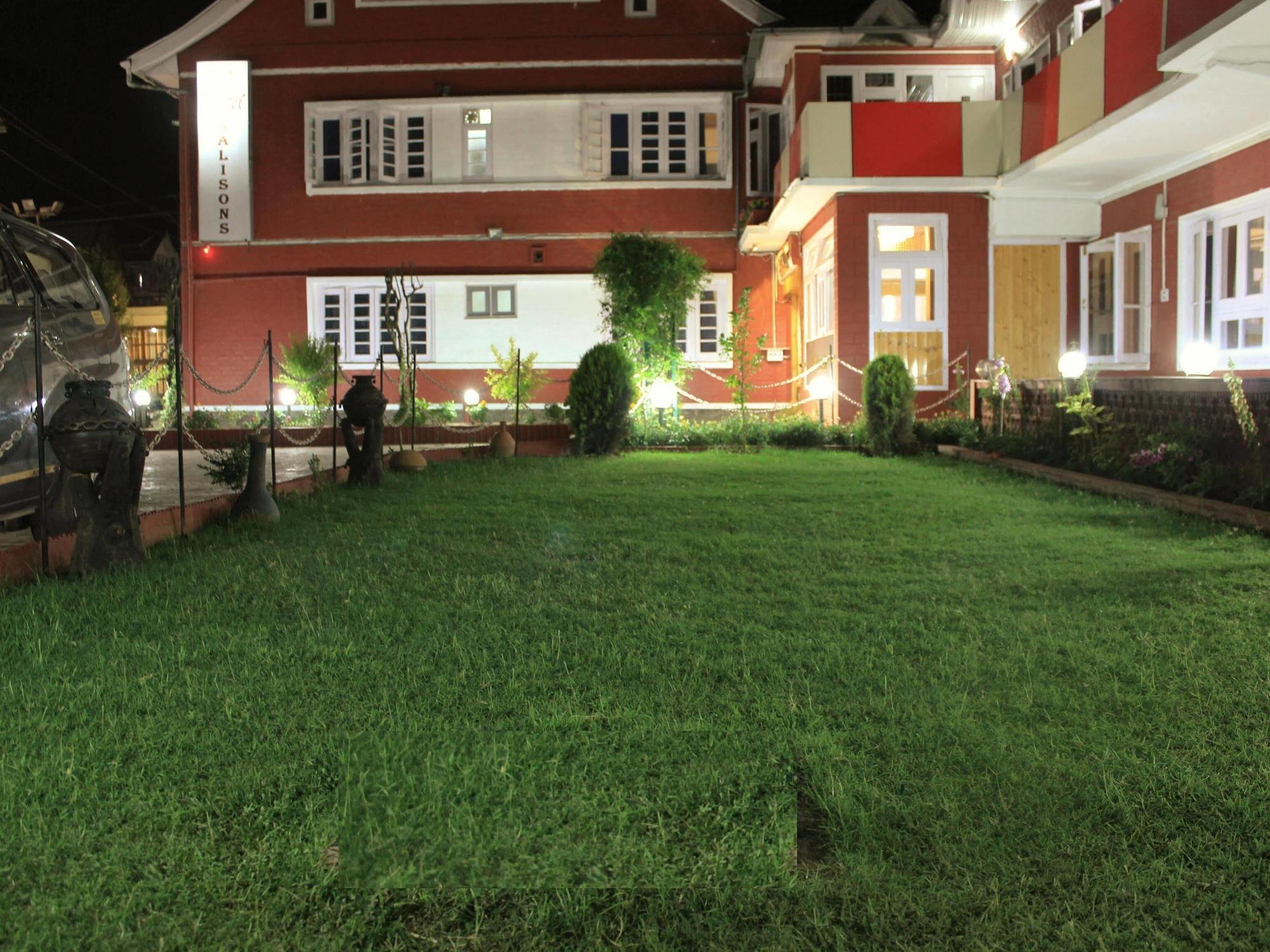 Walisons Hotel Srīnagar Buitenkant foto