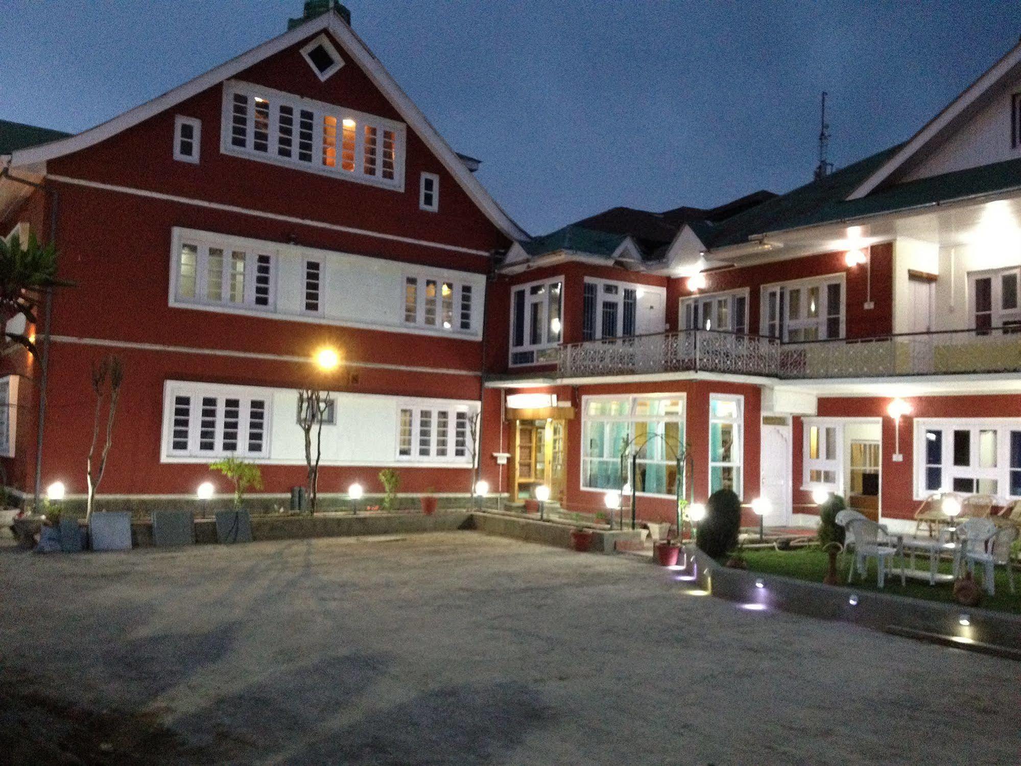 Walisons Hotel Srīnagar Buitenkant foto