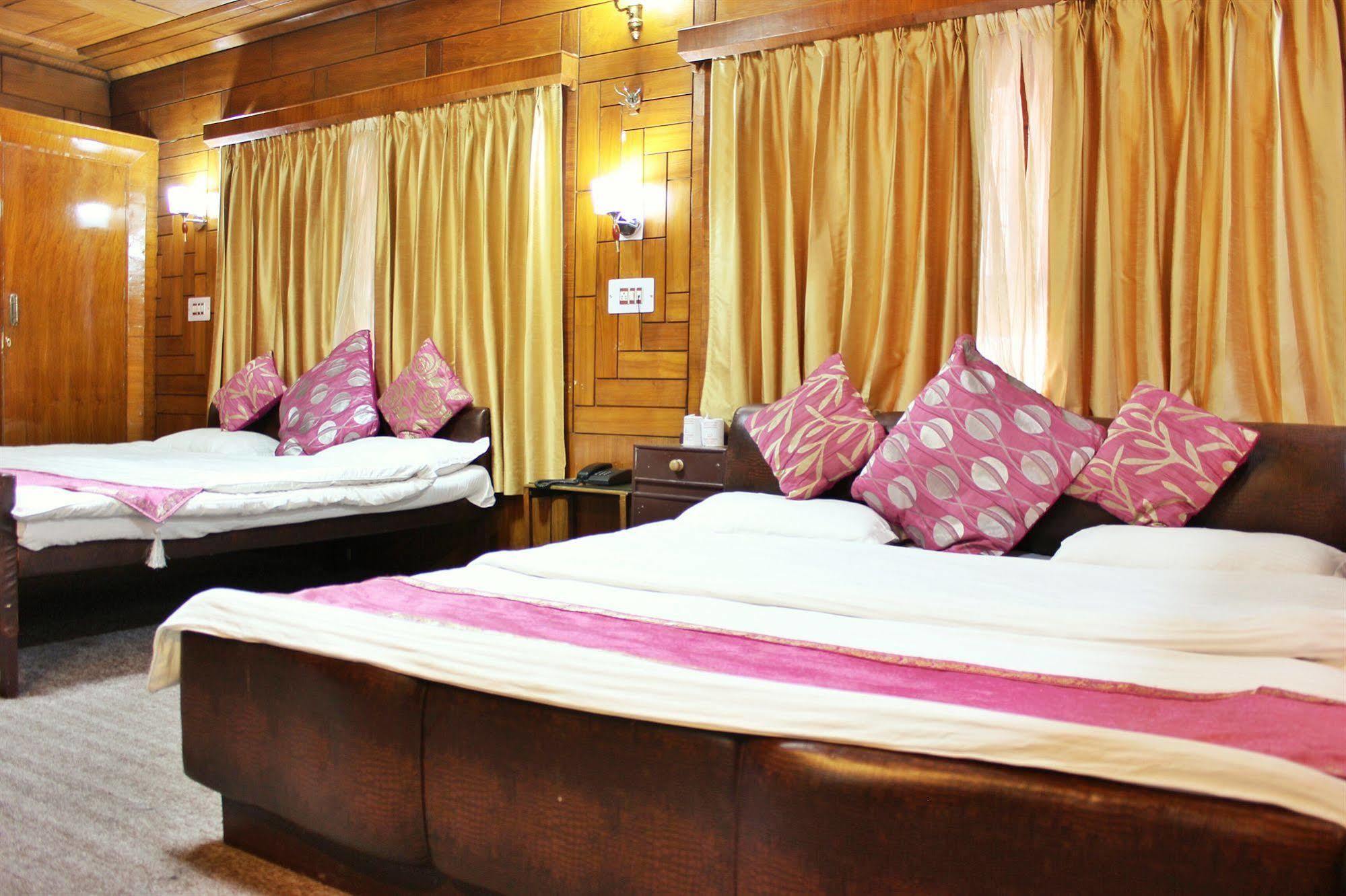 Walisons Hotel Srīnagar Buitenkant foto