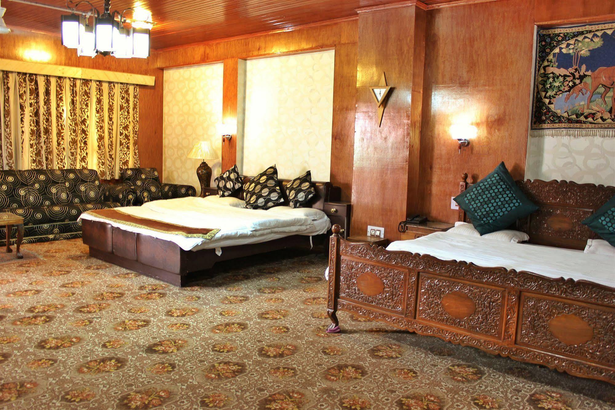 Walisons Hotel Srīnagar Buitenkant foto