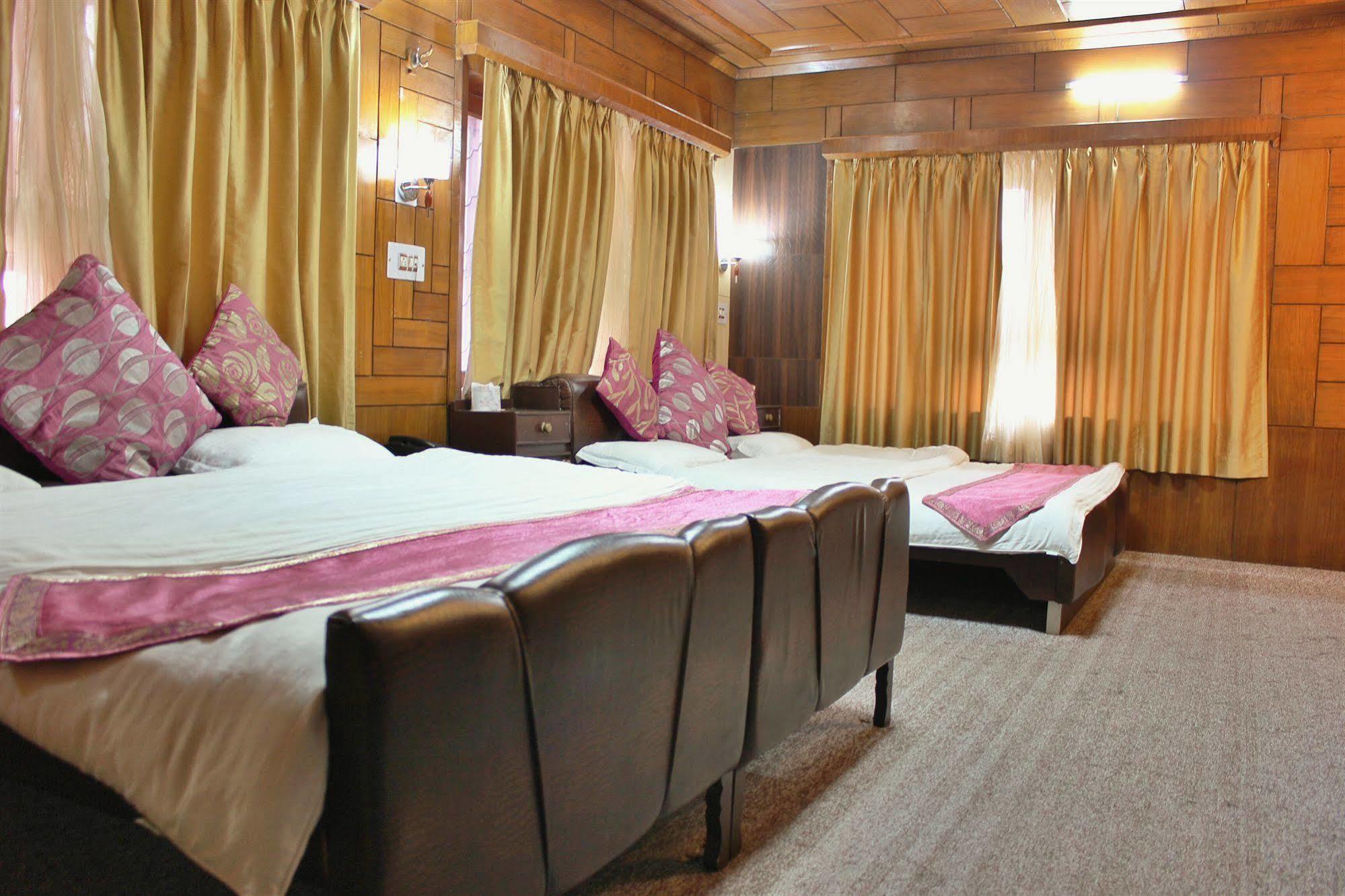 Walisons Hotel Srīnagar Buitenkant foto