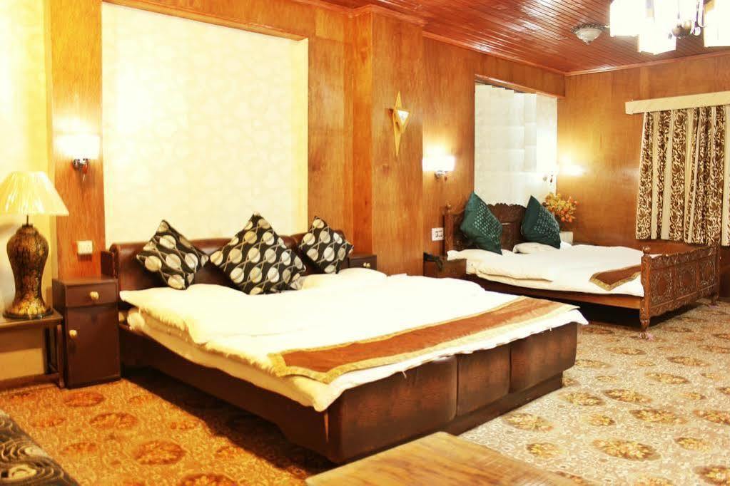 Walisons Hotel Srīnagar Buitenkant foto