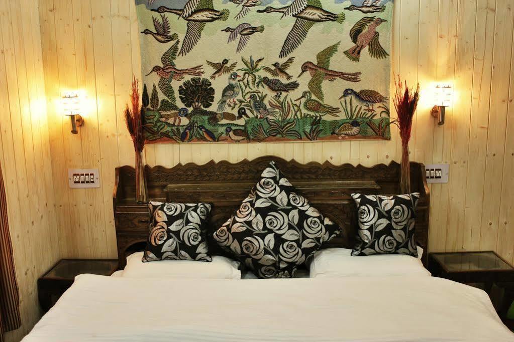 Walisons Hotel Srīnagar Buitenkant foto