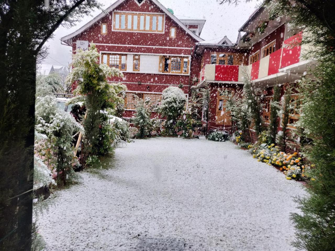 Walisons Hotel Srīnagar Buitenkant foto