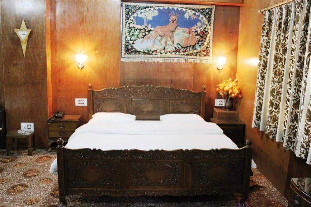 Walisons Hotel Srīnagar Buitenkant foto